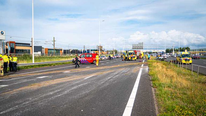 TRUCKER OVERLIJDT BIJ ZWAAR ONGELUK OP A15 ROTTERDAM - Waterweg-Actueel